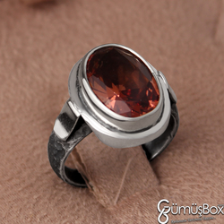 Gumusbox - Özel Tasarım Gümüş İşlemeli Doğal Renk Değiştiren 'Zultanit' Taşlı Gümüş Bayan Yüzük