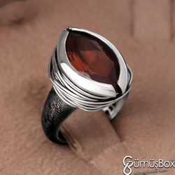 Gumusbox - Özel Tasarım Gümüş İşlemeli Renk Değiştiren 'Zultanit' Taşlı Gümüş Bayan Yüzük