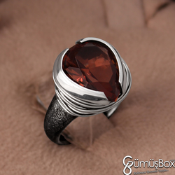 Gumusbox - Özel Tasarım Kalp Modeli Renk Değiştiren 'Zultanit' Taşlı Gümüş Yüzük