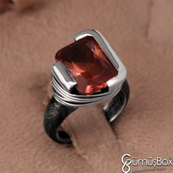 Gumusbox - Özel Tasarım Kare Model Renk Değiştiren 'Zultanit' Taşlı Gümüş Yüzük